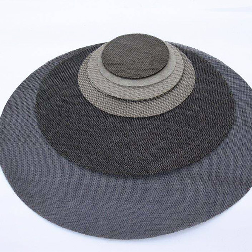Black wire cloth disc قرص من القماش السلك الأسود